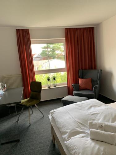 吉森吉森莱西登斯酒店的配有一张床、一张书桌和一扇窗户的酒店客房