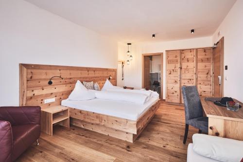 马兰扎水晶酒店的一间卧室设有一张带木墙的大床