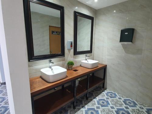 韦拉克鲁斯Hotel Jar8 Acuario enfrente al Acuario de Veracruz的浴室设有2个水槽和2面镜子