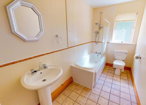 邓莫尔东Fishermans Grove 3 Bed的一间带水槽、卫生间和镜子的浴室