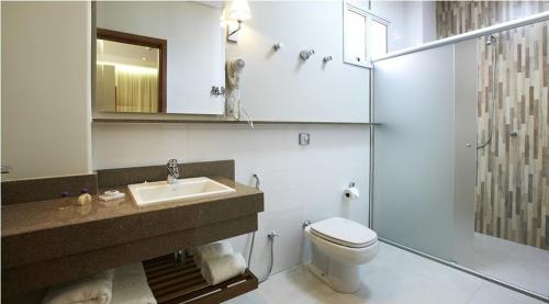 奥林匹亚利里奥阿瓜酒店的浴室配有卫生间、盥洗盆和淋浴。