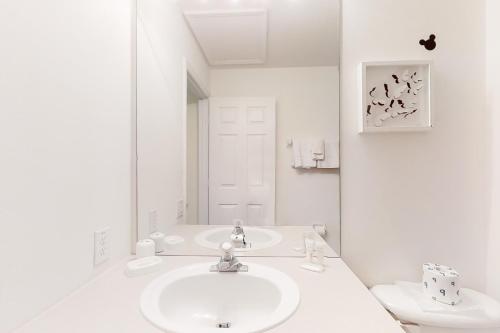 基西米Paradise Palms的白色的浴室设有水槽和卫生间。