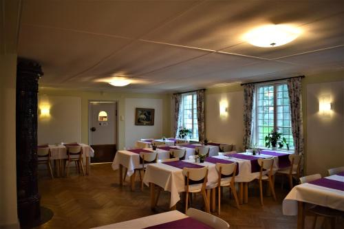 TorupTorups Gästgivaregård的用餐室配有桌椅和紫色的桌布