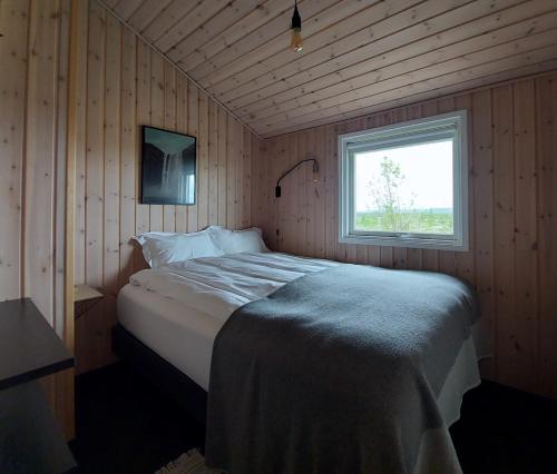 雷克霍特Hilltop Cabin Hekla - Golden Circle - Geysir - Mountain View的一间带一张大床的卧室,位于带窗户的房间内