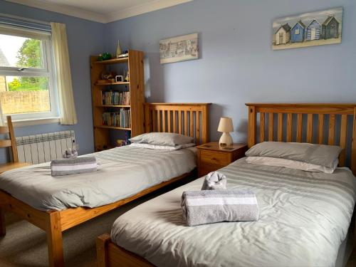巴姆博格Brada View Bamburgh的卧室内两张并排的床