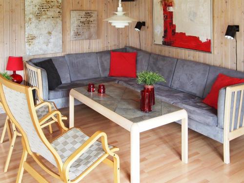 格隆霍6 person holiday home in L kken的客厅配有沙发和桌椅