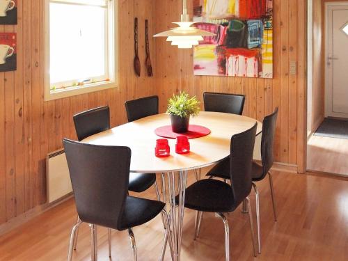 格隆霍6 person holiday home in L kken的一间带桌椅的用餐室