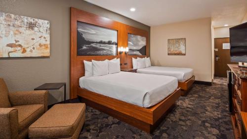 育空Best Western Plus Oklahoma City Yukon的酒店客房,设有两张床和一张沙发