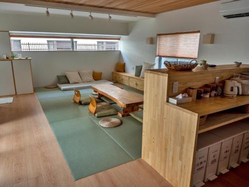 石垣岛Guest House Ishigaki的一个带桌子和沙发的大客厅