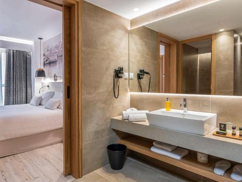 伊拉克利翁中心宜必思尚品酒店的一间浴室