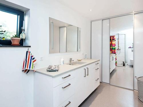 ÅrøsundHoliday home Haderslev II的白色的浴室设有水槽和镜子