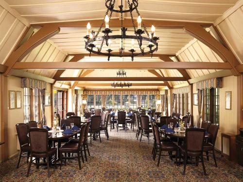 箭头湖UCLA Lake Arrowhead Lodge的一间带桌椅和吊灯的用餐室