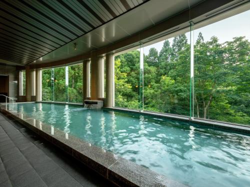 藏王温泉昭四季酒店的一座带大窗户的游泳池