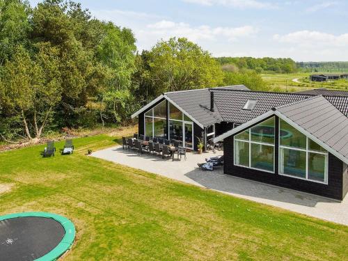 格莱斯堡14 person holiday home in Glesborg的享有带游泳池和庭院的度假屋的顶部景致