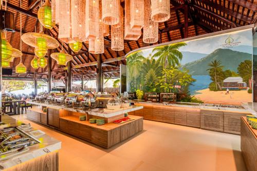 查汶Chaweng Garden Beach Resort - SHA Plus的餐厅天花板上挂着许多吊灯