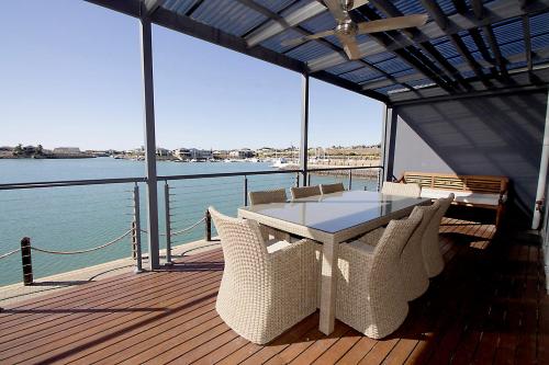 沃拉鲁袋鼠滨海公寓酒店的水景甲板上的桌椅