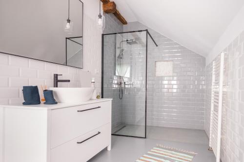 瓦马Hygge Hut的白色的浴室设有水槽和淋浴。