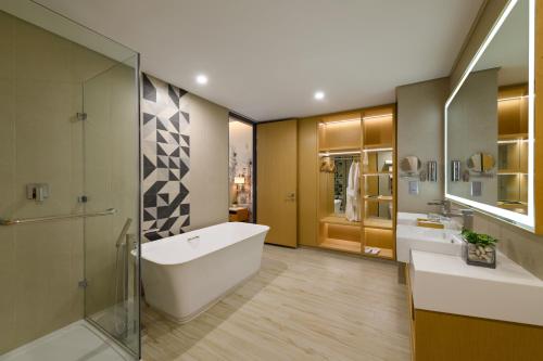 乔治市槟城遨舍乔治市酒店的带浴缸、水槽和淋浴的浴室