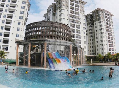 马六甲Taman Air Lagoon Resort at A921, unlimited waterpark access, Melaka的一群人在一个带喷泉的游泳池里