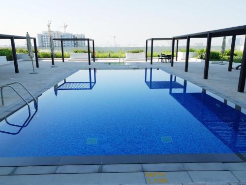 Melsky Apartment Dubai内部或周边的泳池