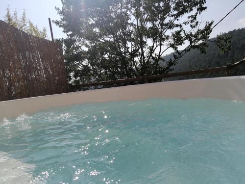 SaloCal Teixidor - La Fusteria的 ⁇ 前的蓝色海水游泳池