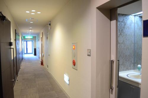 静冈如故酒店的医院的走廊,带水槽和镜子