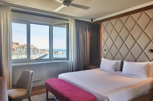 雷凯蒂奥Hotel Silken Palacio Uribarren的酒店客房设有床和窗户。