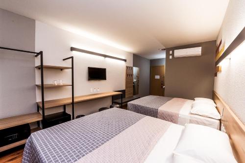 BalsasHotel 10 Balsas的酒店客房配有两张床和一张书桌