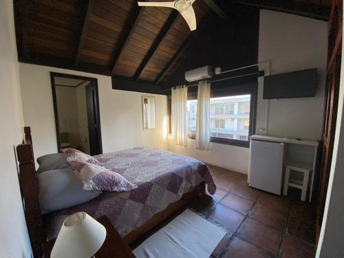 托雷斯Pousada Morada Da Prainha的一间卧室设有一张床和一个窗口