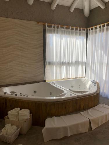 Villa SecaCasa Septem的窗户客房内的大浴缸