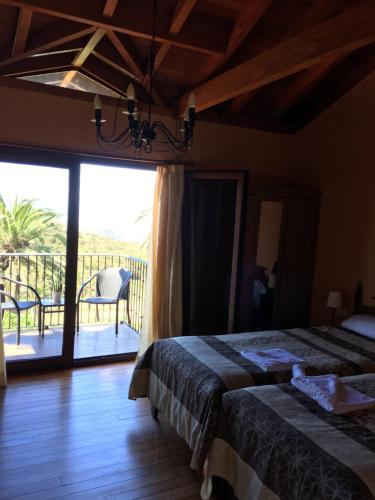 巴耶格兰雷伊山毛榉花园酒店的一间卧室设有一张床,享有阳台的景色