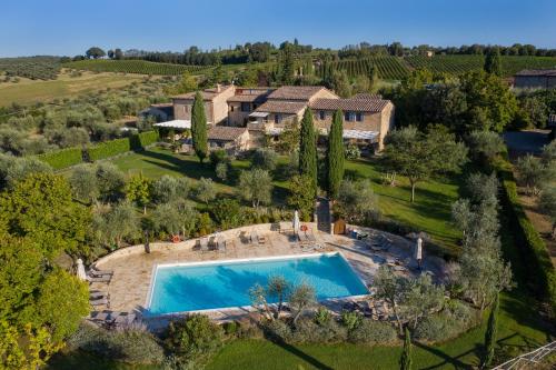 卡斯德尔诺沃贝拉登卡Borgo Argiano的享有带游泳池的庄园的空中景致