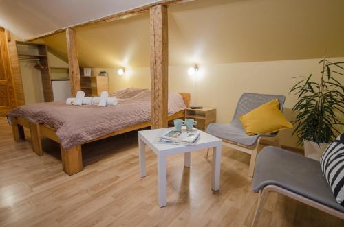 文茨皮尔斯维尔兹纳姆斯旅馆的卧室配有1张床、1张桌子和1把椅子
