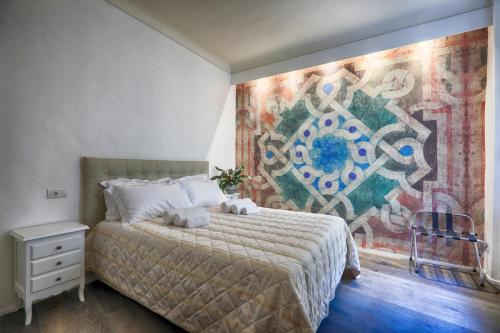 锡耶纳Dimora storica - Palazzo del Taja的一间卧室配有一张壁画床