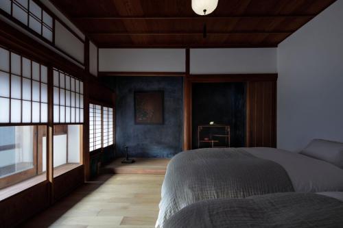 桑名市MARUYO HOTEL的一间设有床铺的卧室,位于带窗户的房间内