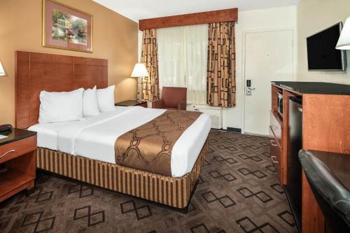 伯班克伯班克－格伦代尔旅程住宿的配有一张床和一台平面电视的酒店客房