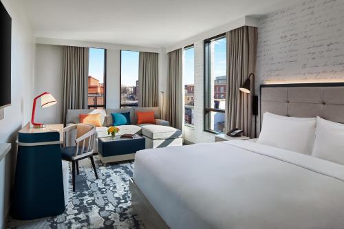 Hyatt Centric Old Town Alexandria客房内的一张或多张床位