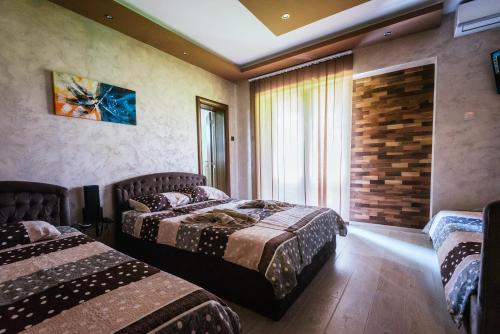 大格拉迪什泰ATOS Srebrno jezero - Villa and Restaurant的酒店客房设有两张床和窗户。