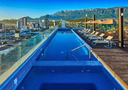 Radisson Hotel Monterrey San Jeronimo内部或周边的泳池