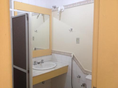 阿拉卡茹纳西门托普拉亚酒店的一间带水槽和镜子的浴室