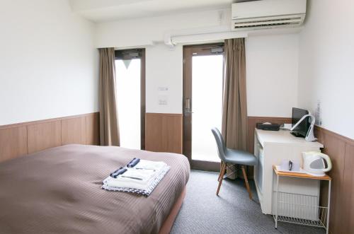 江户橡树酒店客房内的一张或多张床位