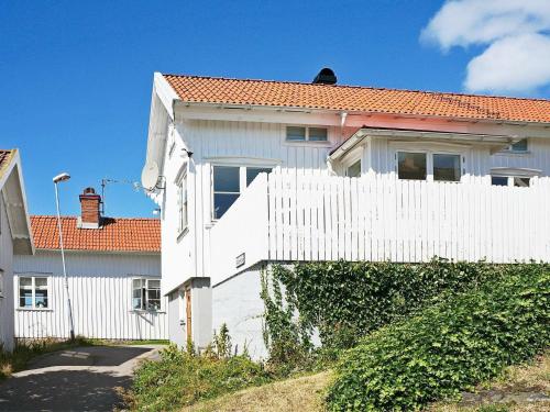Hälleviksstrand6 person holiday home in H LLEVIKSSTRAND的白色房子前面的白色围栏