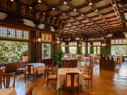 箱根富士屋酒店的用餐室设有桌椅和窗户。