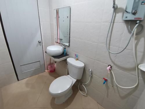 Ban NaiNestvilla Khok-kloi Phang-nga的浴室配有卫生间、盥洗盆和淋浴。