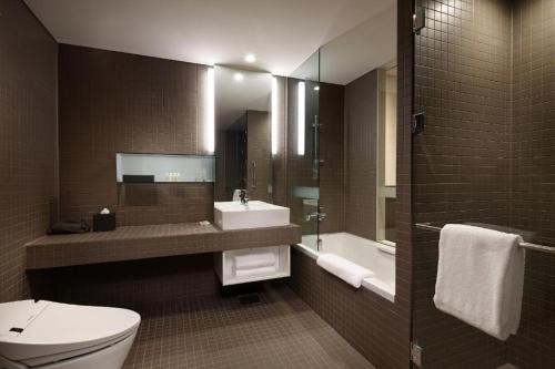 首尔Shilla Stay Seocho Gangnam Station的浴室配有卫生间、盥洗盆和浴缸。