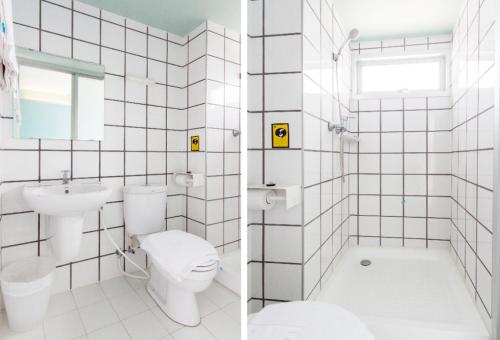 清迈HeyHa House的白色瓷砖浴室设有卫生间和水槽