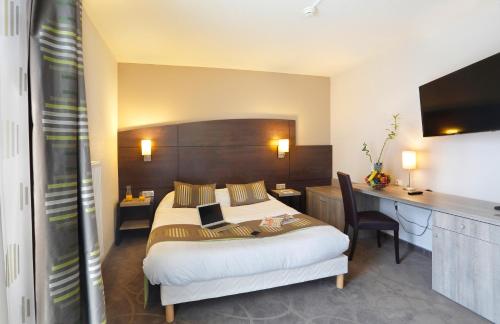 B&B HOTEL Montbéliard-Sochaux客房内的一张或多张床位