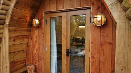 多尔盖罗Owl Hut Cosy Ensuite Pod Snowdonia Coast Sleeps 2的小木屋内的一个房间,有一扇门