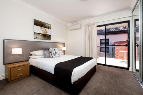 Fremantle Harbourside Luxury Apartments客房内的一张或多张床位