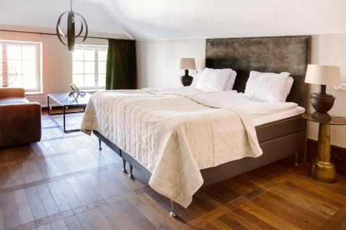 维斯比Hotell Visby Börs的一间卧室配有一张大床,床上有毯子